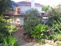macnut-lodge-entrance